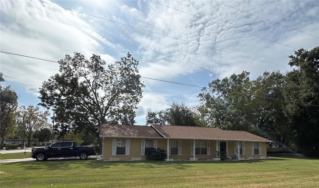 single story home featuring a front yard