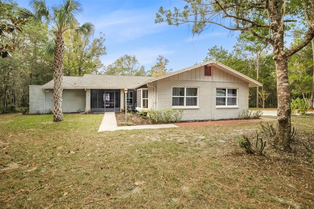 single story home with a front lawn