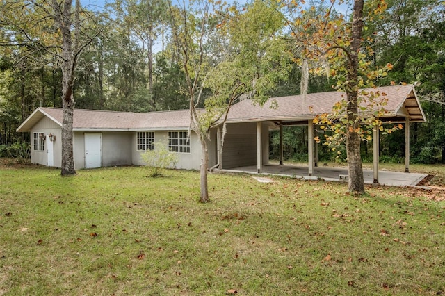 view of front of property featuring a front lawn