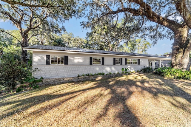 ranch-style house featuring a front lawn