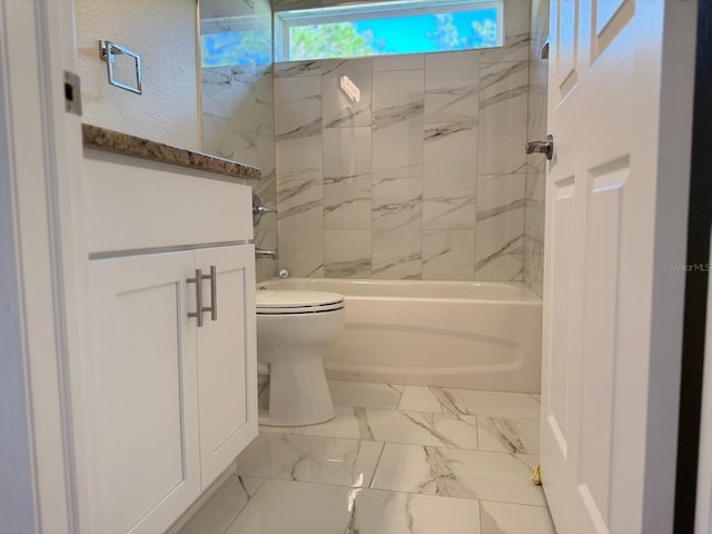 bathroom with toilet and tiled shower / bath