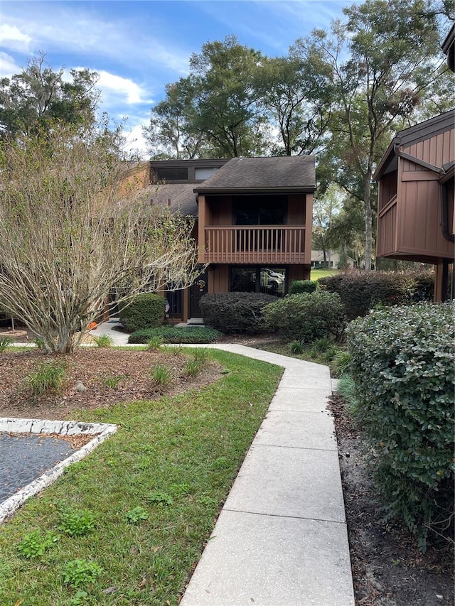 view of yard featuring a balcony