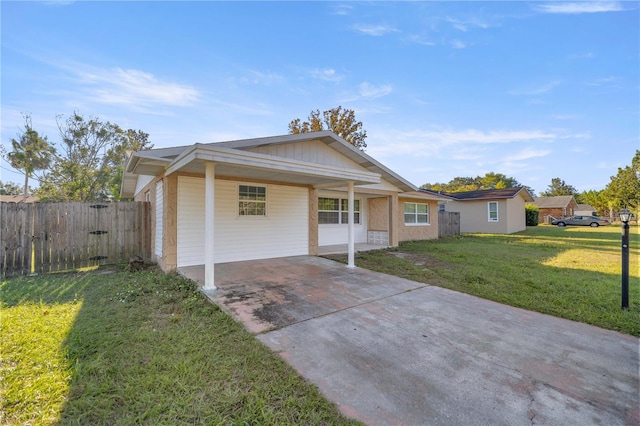 view of front of home featuring a front yard and a carport