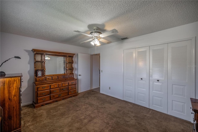 carpeted bedroom featuring ceiling fan, a textured ceiling, and a closet