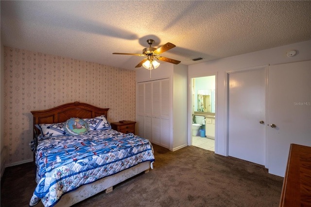 carpeted bedroom with a textured ceiling, connected bathroom, and ceiling fan