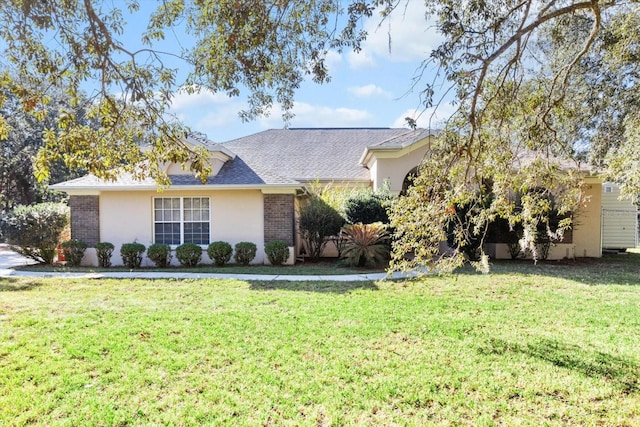 ranch-style home featuring a front lawn