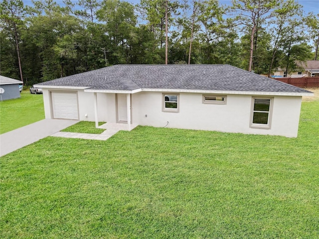 view of front of property featuring a front lawn and a garage