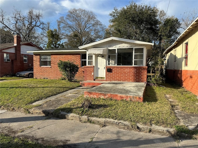 view of front facade with a front yard