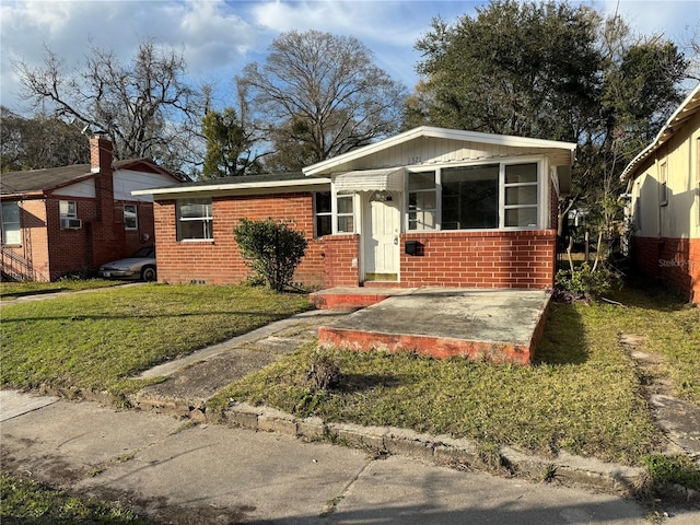 view of front of property featuring a front yard