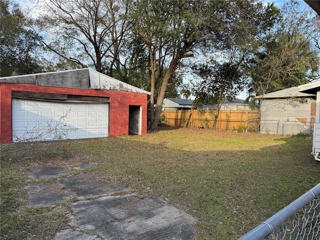 view of yard featuring an outdoor structure and a garage