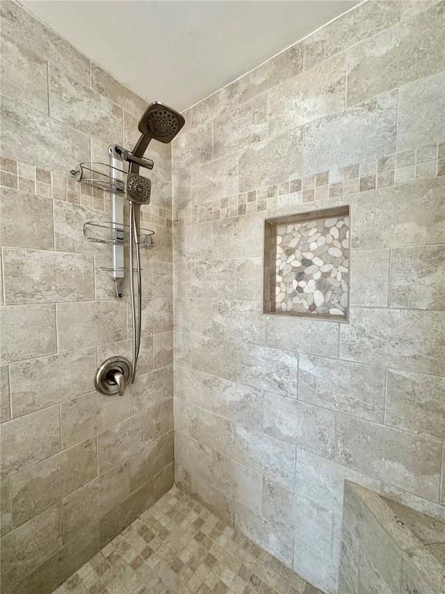 bathroom featuring a tile shower