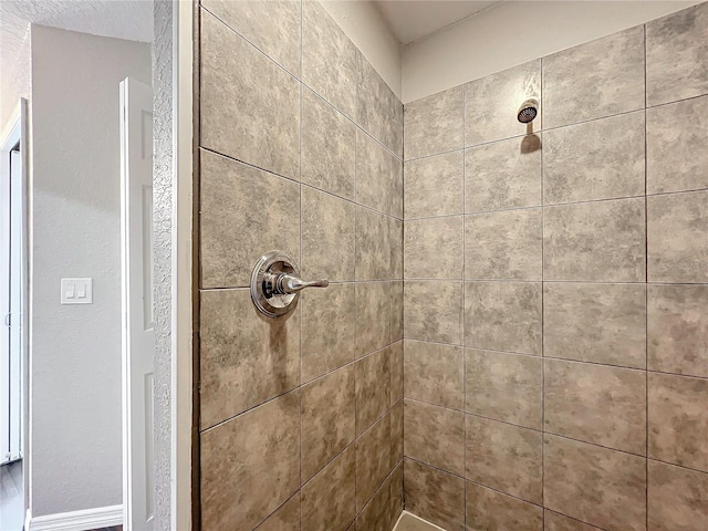 bathroom featuring a tile shower