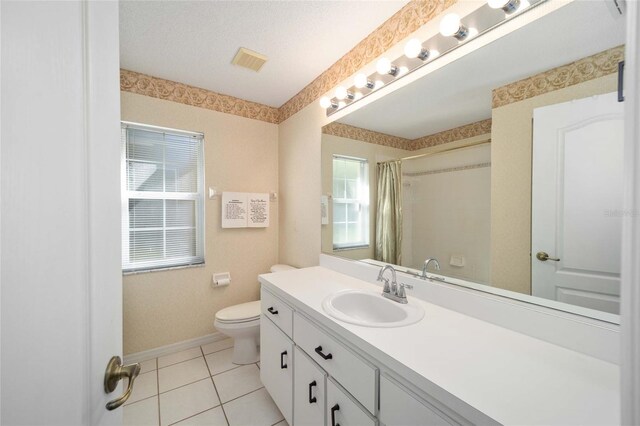 5336 SW 109th Place Rd, Ocala, FL 34476 - full bath with vanity, toilet, tile patterned floors, a shower with shower curtain, and baseboards