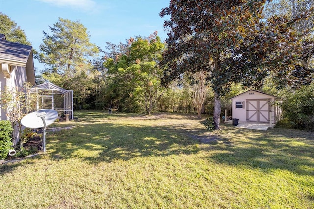 view of yard featuring a shed