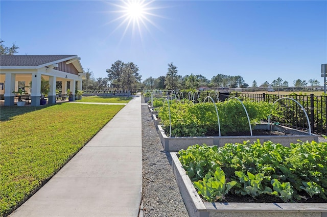 view of property's community featuring a lawn