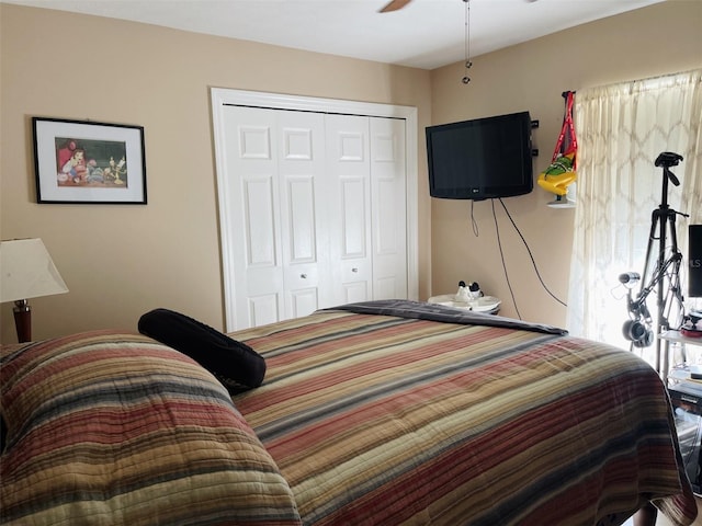 bedroom featuring ceiling fan and a closet