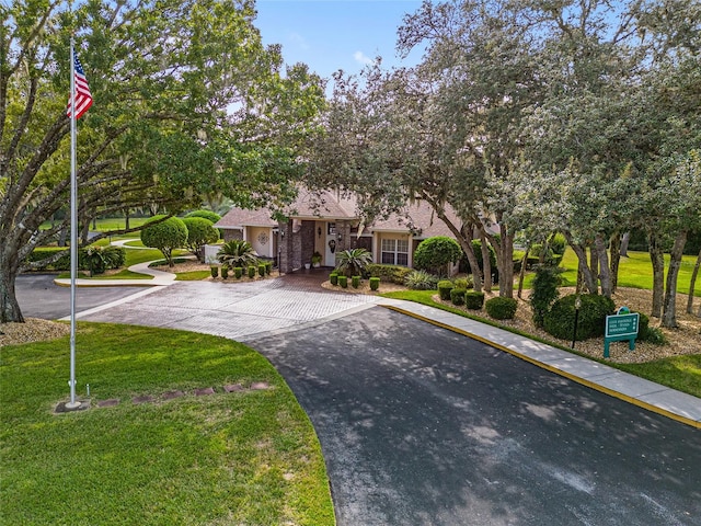 view of front of property with a front yard