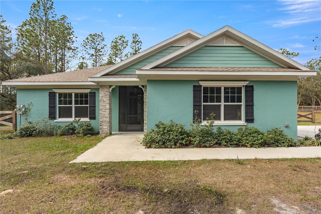 view of front of home featuring a front yard