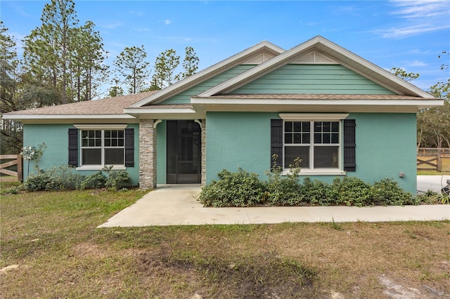 view of front of home featuring a front yard