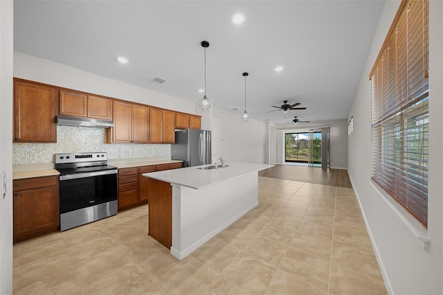 kitchen with decorative backsplash, stainless steel appliances, ceiling fan, decorative light fixtures, and an island with sink