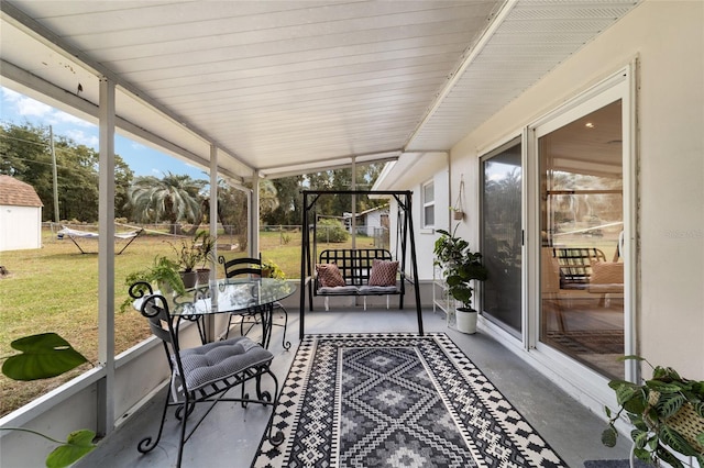 sunroom with vaulted ceiling