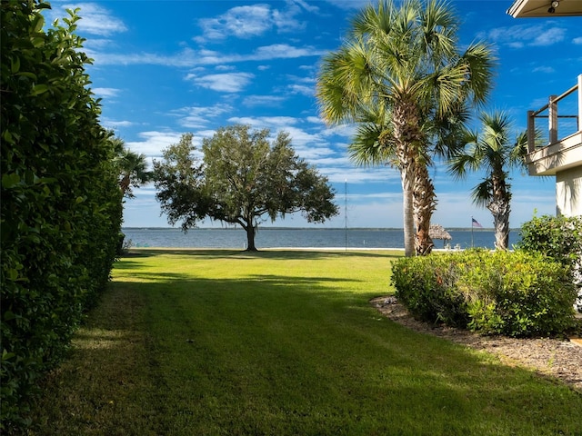 view of yard featuring a water view