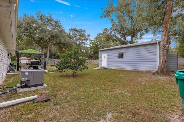 view of yard featuring fence and an outbuilding