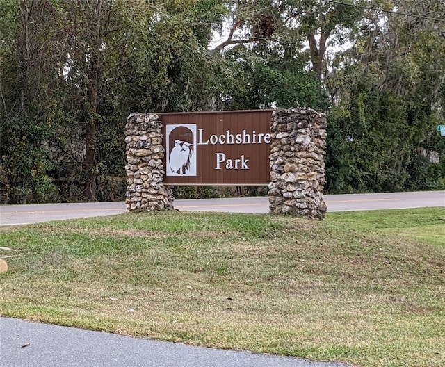 community sign featuring a yard