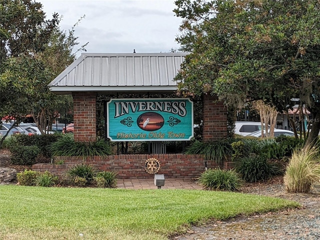 community / neighborhood sign with a lawn