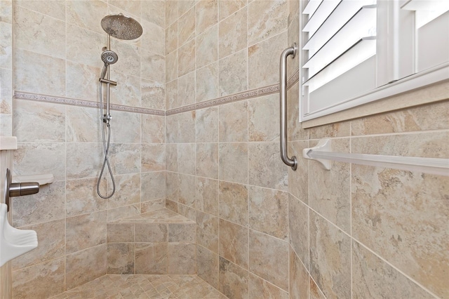 bathroom featuring a tile shower