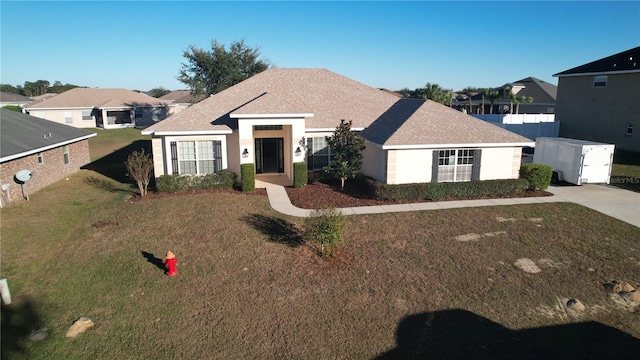 view of front of property featuring a front lawn