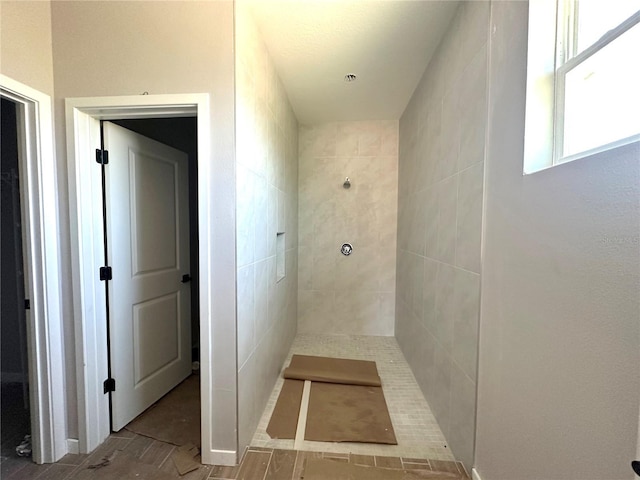 bathroom featuring a tile shower