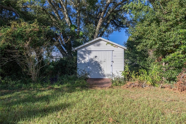 view of outdoor structure featuring a yard