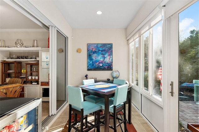 dining area with ornamental molding