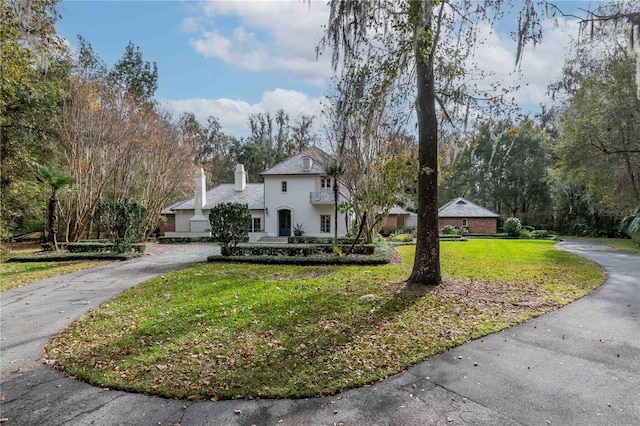 view of front of property featuring a front yard