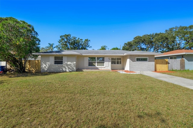 ranch-style house featuring a front lawn