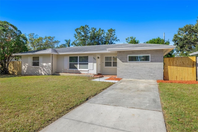 ranch-style home featuring a front lawn