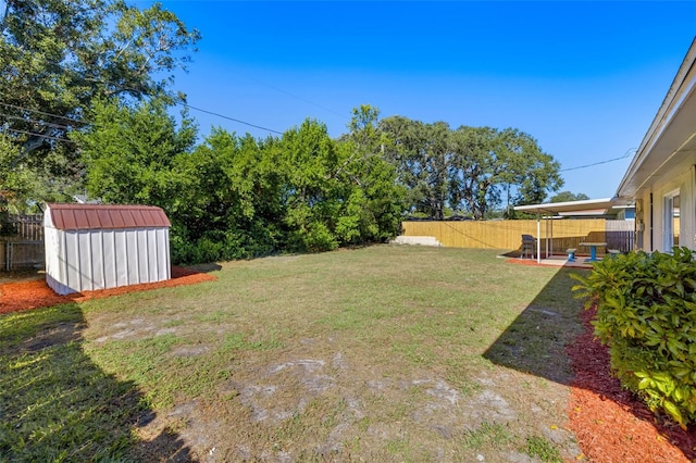 view of yard featuring a storage shed