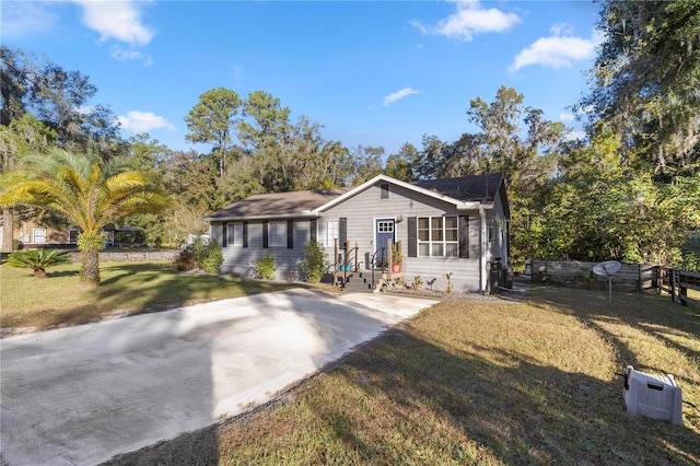 ranch-style home featuring a front lawn