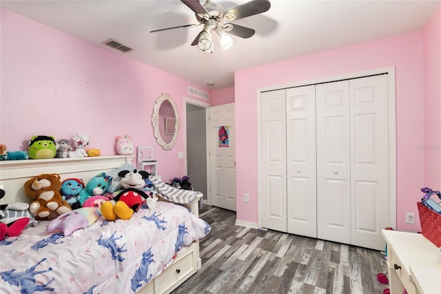 bedroom with hardwood / wood-style floors, ceiling fan, and a closet