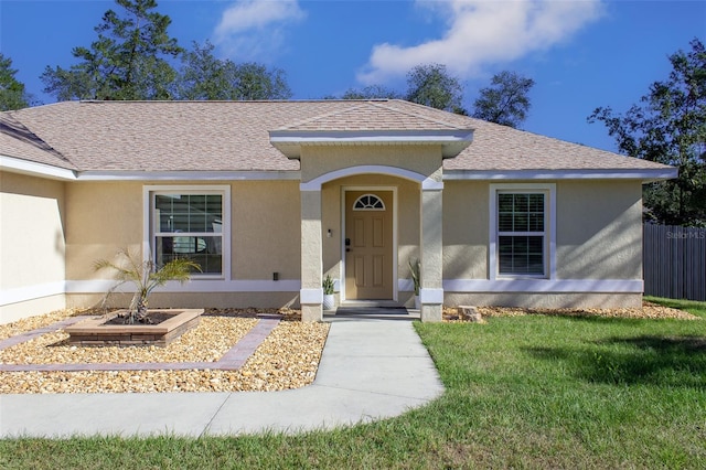 ranch-style home featuring a front lawn