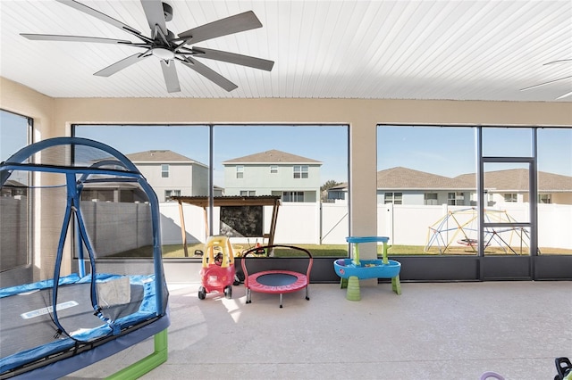 sunroom with ceiling fan