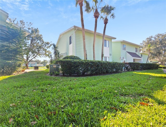 view of side of property featuring a lawn