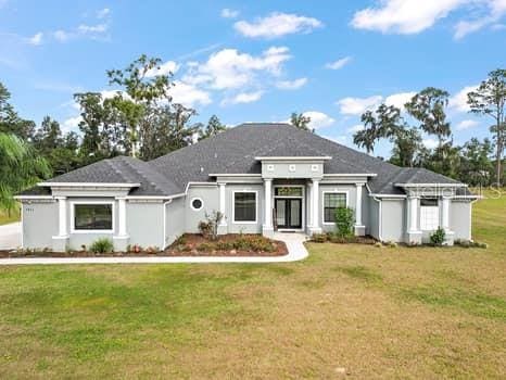 view of front of house featuring a front lawn