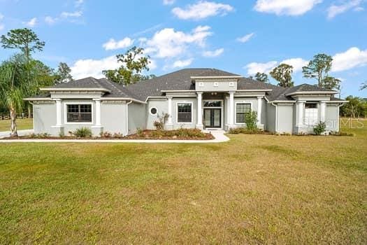 view of front facade with a front yard