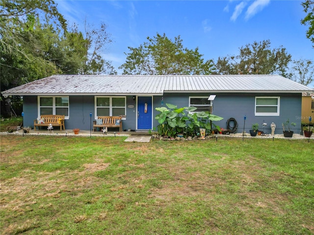 ranch-style home featuring a front lawn and a porch