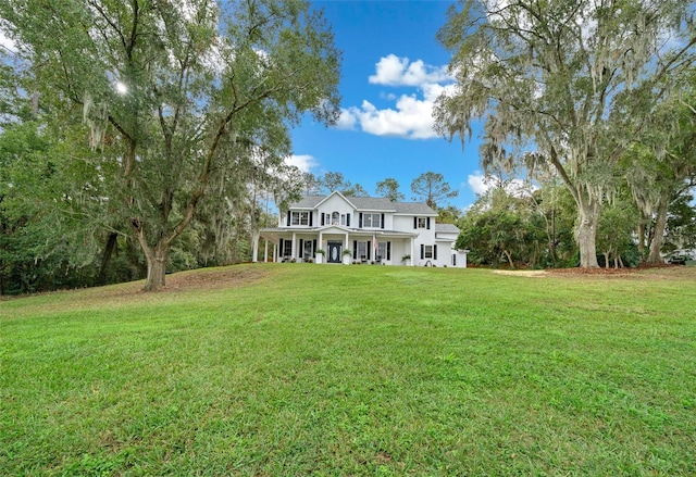 view of front facade featuring a front lawn