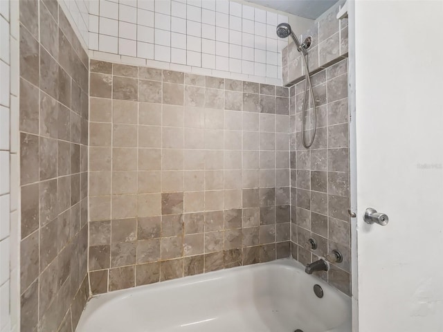 bathroom featuring tiled shower / bath combo