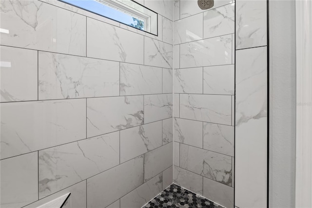 bathroom featuring a tile shower