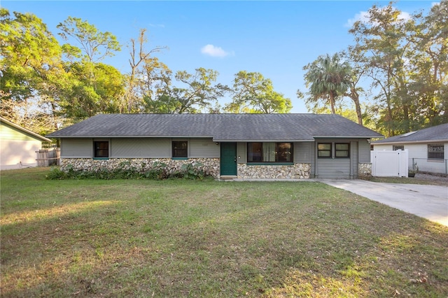 single story home with a front yard